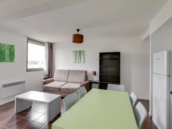 All Suites Bordeaux Lac - Parc des Expositions : photo 6 de la chambre appartement avec 1 canapé-lit, 1 lit double et 2 lits simples