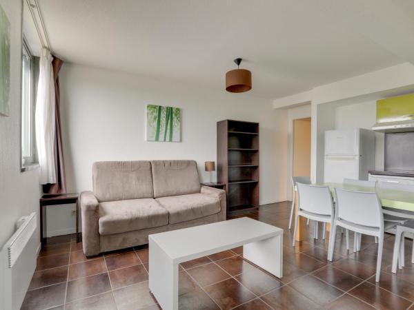 All Suites Bordeaux Lac - Parc des Expositions : photo 7 de la chambre appartement avec 1 canapé-lit, 1 lit double et 2 lits simples