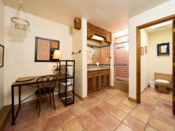 Loba Luna-Come Home To Enchantment : photo 2 de la chambre chambre quadruple avec balcon