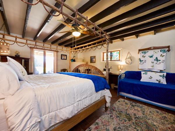 Loba Luna-Come Home To Enchantment : photo 1 de la chambre chambre quadruple avec salle de bains