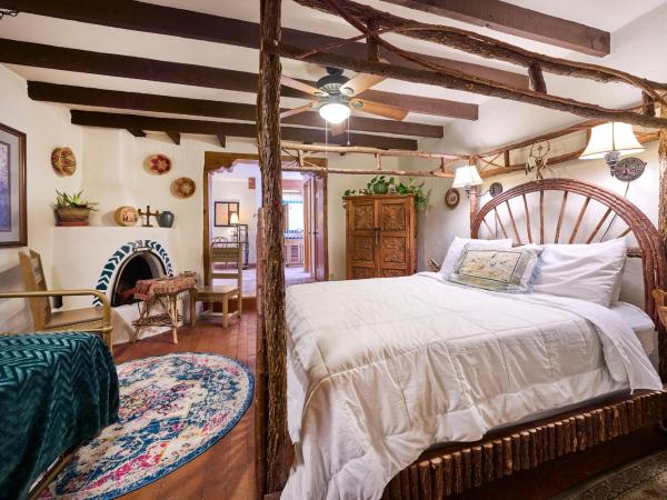 Loba Luna-Come Home To Enchantment : photo 1 de la chambre chambre quadruple avec balcon