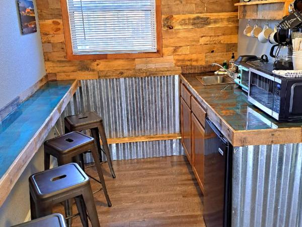 Buffalo Lodge Bicycle Resort - Amazing access to local trails & the Garden : photo 5 de la chambre suite familiale