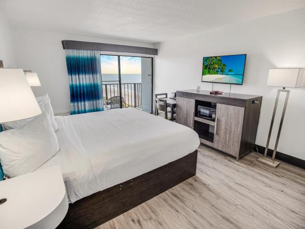 Tropical Seas Hotel : photo 8 de la chambre chambre lit king-size - vue partielle sur océan