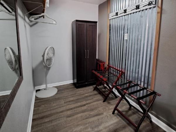 Buffalo Lodge Bicycle Resort - Amazing access to local trails & the Garden : photo 3 de la chambre suite lit king-size