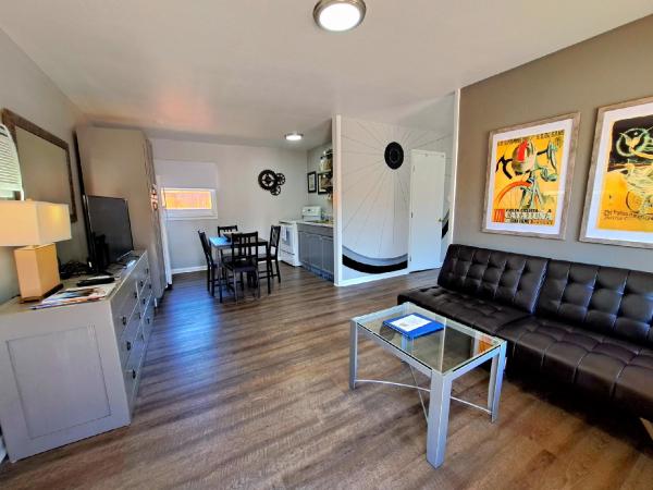 Buffalo Lodge Bicycle Resort - Amazing access to local trails & the Garden : photo 1 de la chambre suite lit king-size