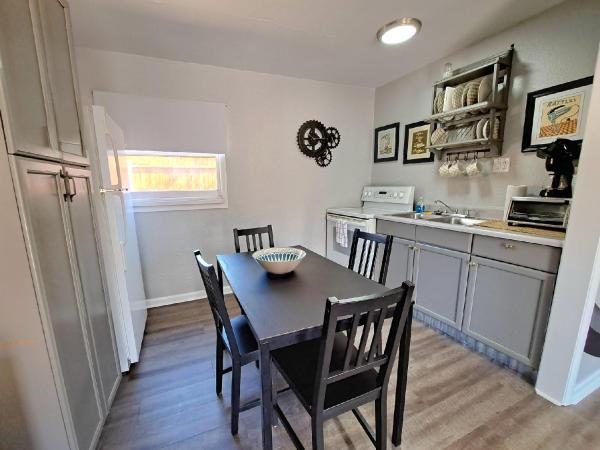 Buffalo Lodge Bicycle Resort - Amazing access to local trails & the Garden : photo 5 de la chambre suite lit king-size