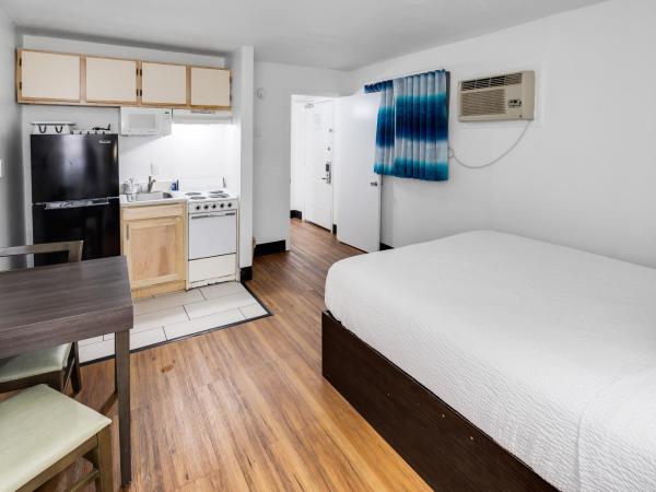 Tropical Seas Hotel : photo 4 de la chambre chambre lit queen-size intérieure avec coin cuisine (sans vue)