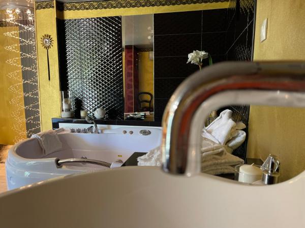 Gîte Les logis du Pech : photo 3 de la chambre chambre double - vue sur jardin