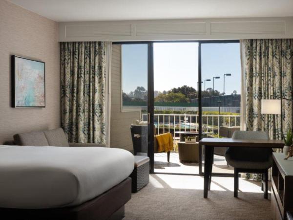 Coronado Island Marriott Resort & Spa : photo 2 de la chambre chambre 1 lit king-size avec canapé-lit - vue sur complexe hôtelier