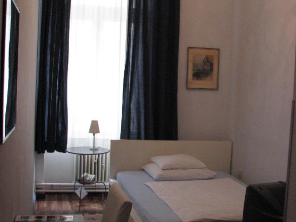 Pension Lerner : photo 6 de la chambre chambre simple avec toilettes communes dans le couloir