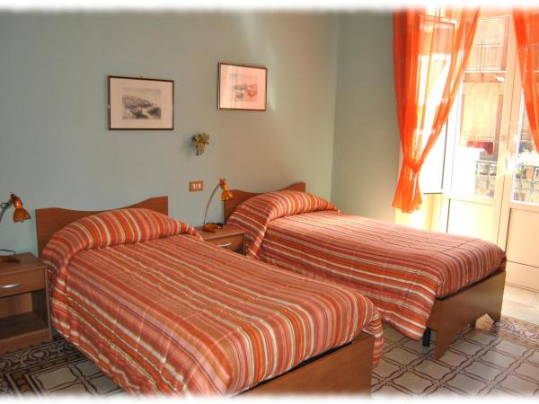 Bed and Breakfast D'Angelo : photo 1 de la chambre chambre double ou lits jumeaux avec salle de bains commune