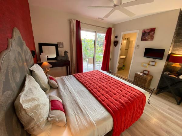 Escapades Lointaines : photo 4 de la chambre chambre double - vue sur piscine