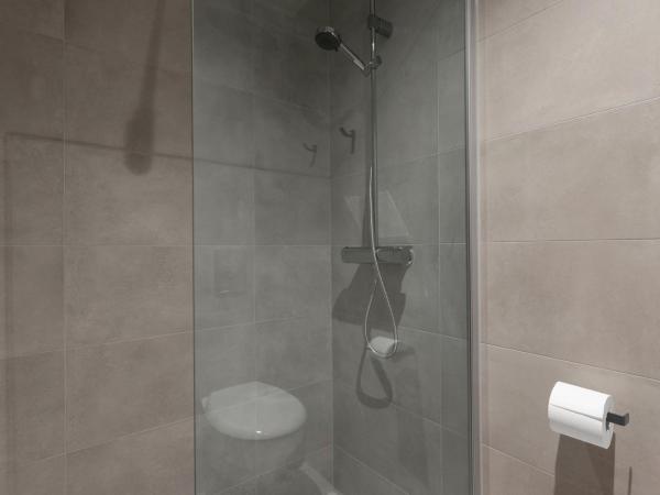 NN Urban Guesthouse : photo 7 de la chambre chambre double avec salle de bains privative