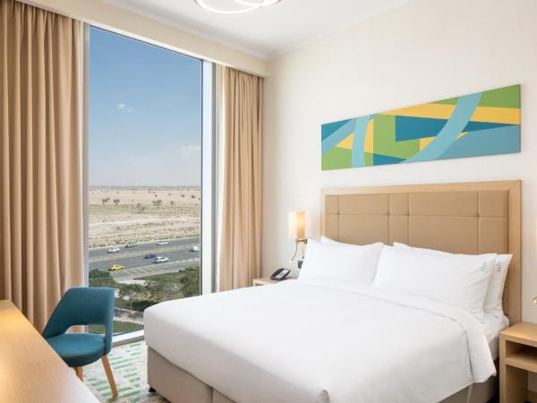 Holiday Inn & Suites - Dubai Science Park, an IHG Hotel : photo 4 de la chambre suite lit king-size