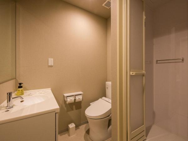 Hotel Plus Hostel SAPPORO : photo 4 de la chambre chambre lits jumeaux avec salle de bains privative