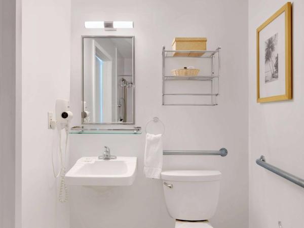 MB Hotel, Trademark Collection by Wyndham : photo 1 de la chambre chambre lit king-size adaptée aux personnes à mobilité réduite/malentendantes avec douche accessible en fauteuil roulant - non-fumeurs