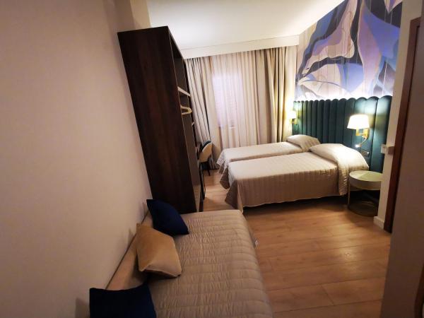 Hotel Balcony : photo 9 de la chambre chambre triple