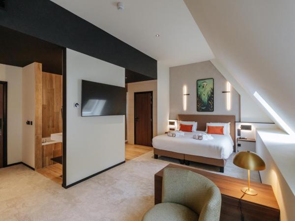 Mercure Namur Hotel : photo 9 de la chambre suite junior lit king-size avec baignoire spa - vue sur citadelle ou fleuve