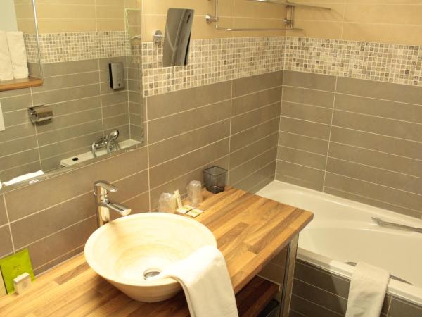 Hotel Les Grenadines : photo 5 de la chambre chambre familiale (2 adultes et 2 enfants)