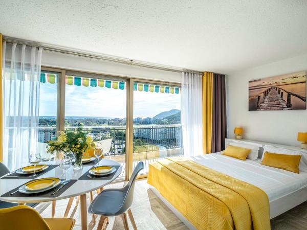 Cannes Marina Appart Hotel Mandelieu : photo 2 de la chambre  studio supérieur avec vue sur la piscine 
