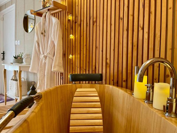 Gîte Les logis du Pech : photo 3 de la chambre chambre double - vue sur jardin