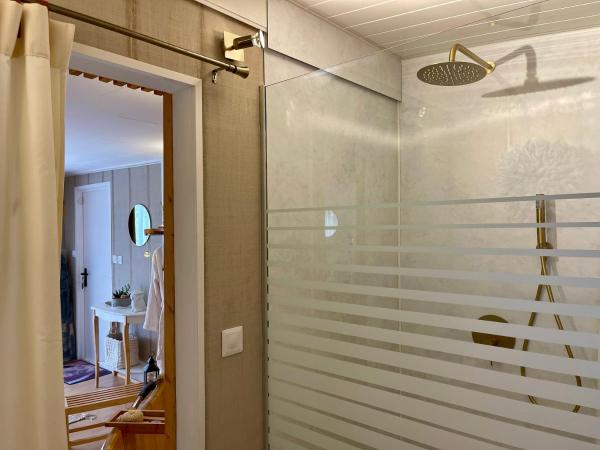 Gîte Les logis du Pech : photo 8 de la chambre chambre double - vue sur jardin