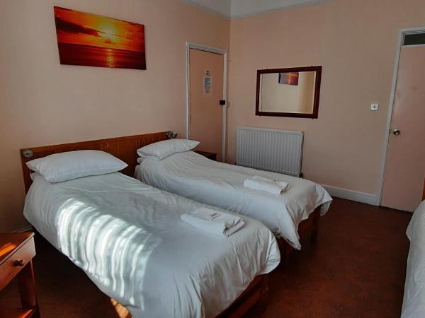 Dolphins Hotel : photo 1 de la chambre chambre triple classique