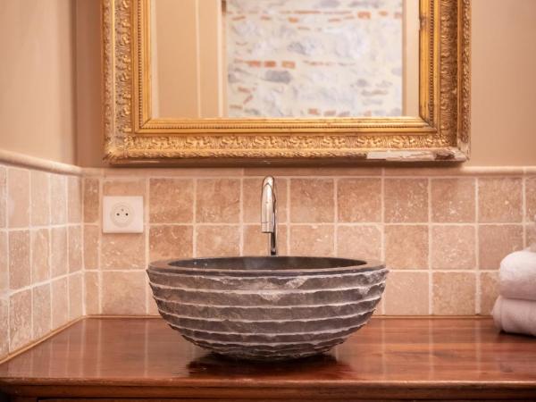 Domaine de Charnay - Résidence de charme : photo 5 de la chambre chambre lit king-size supérieure