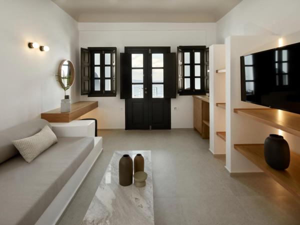 Oia Suites : photo 9 de la chambre suite lune de miel avec jacuzzi extérieur chauffé privé