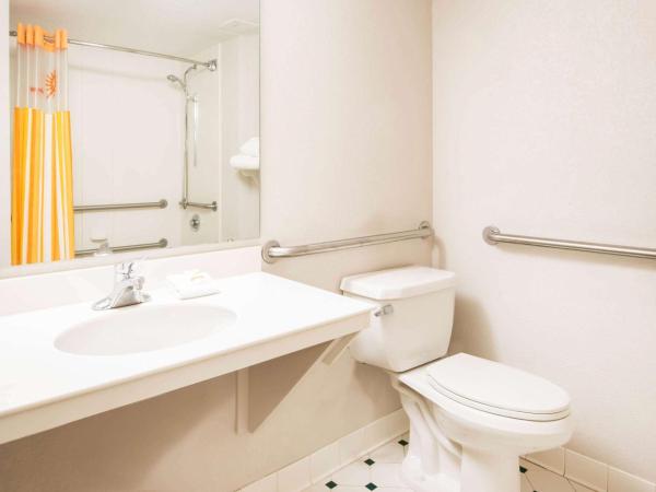 La Quinta by Wyndham Colorado Springs South Airport : photo 1 de la chambre 2 double beds, mobility/hearing impaired accessible room, bathtub w/ grab bars