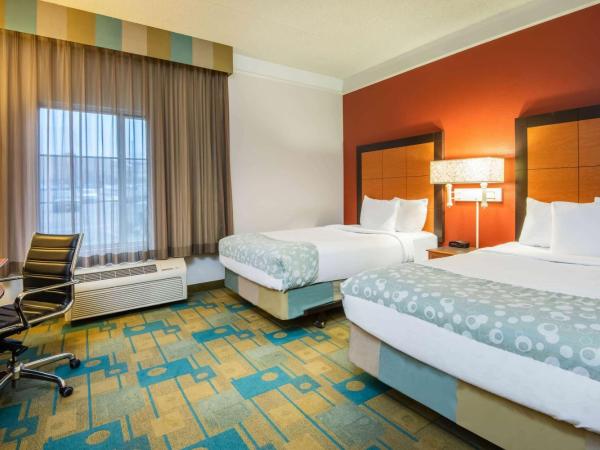 La Quinta by Wyndham Colorado Springs South Airport : photo 4 de la chambre 2 double beds, mobility/hearing impaired accessible room, bathtub w/ grab bars