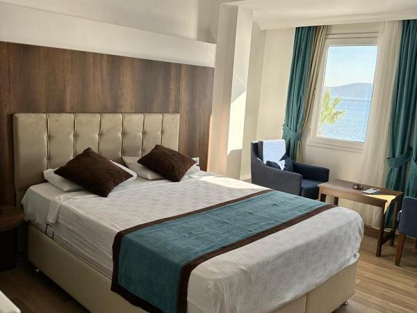 Dinc Pension : photo 4 de la chambre chambre lit queen-size - vue sur mer