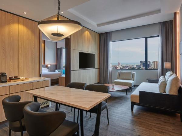 Courtyard by Marriott Melaka : photo 9 de la chambre suite lit king-size de luxe - vue sur mer
