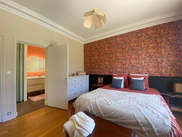 Chambre d'hôtes de Verdigné Piscine chauffée Parking Wifi : photo 9 de la chambre chambre lit queen-size - vue sur piscine