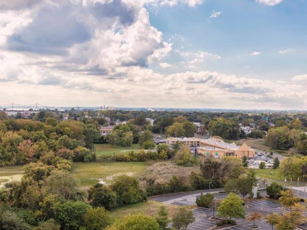 Delta Hotel Philadelphia Airport : photo 2 de la chambre premium high floor, guest room with 1 king (delta pantry access)