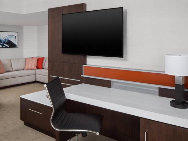 Delta Hotel Philadelphia Airport : photo 2 de la chambre suite junior lit king-size