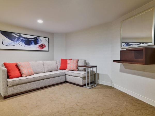 Delta Hotel Philadelphia Airport : photo 3 de la chambre suite junior lit king-size