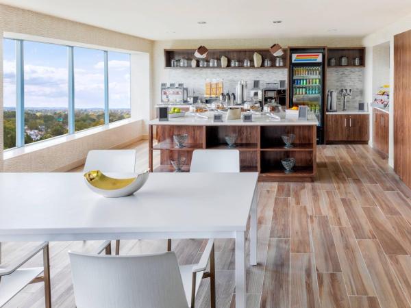 Delta Hotel Philadelphia Airport : photo 4 de la chambre premium high floor, guest room with 1 king (delta pantry access)