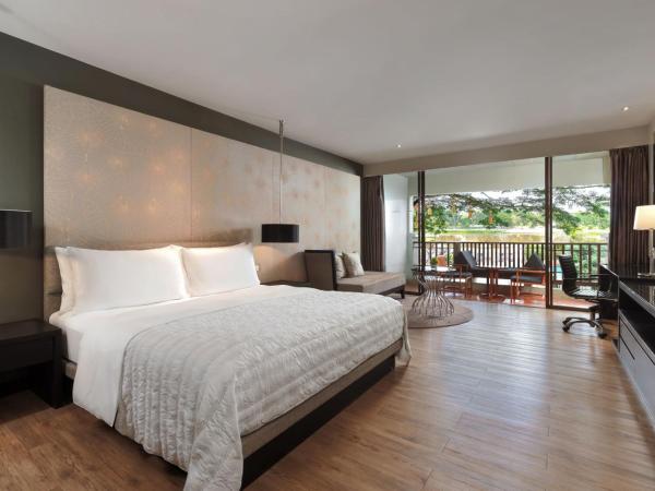 Le Meridien Chiang Rai Resort, Thailand : photo 1 de la chambre chambre lit king-size deluxe avec balcon - vue sur fleuve