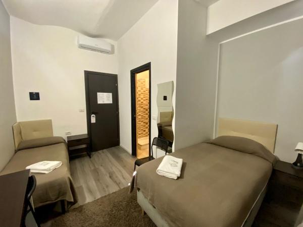 Guest House Minas : photo 8 de la chambre chambre lits jumeaux avec salle de bains privative