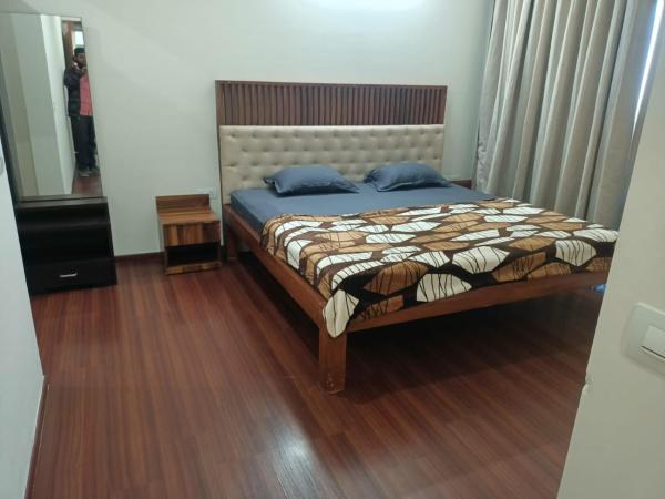 Royal Suites - 3 BHK - Neo : photo 2 de la chambre chambre lit king-size deluxe