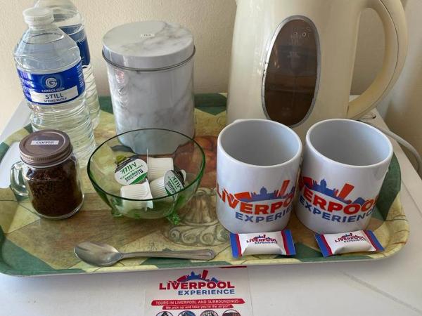 Room in family home near Penny Lane Liverpool : photo 5 de la chambre chambre double deluxe avec lit d'appoint