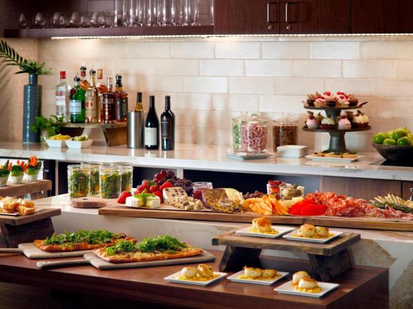 Atlanta Airport Marriott Gateway : photo 4 de la chambre chambre lit king-size avec accès au salon par concierge