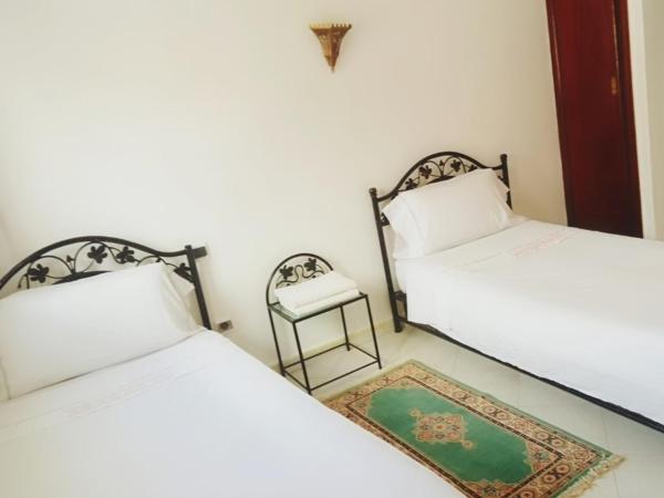 Hôtel Sid El Aidi Médina : photo 3 de la chambre chambre lits jumeaux avec douche 
