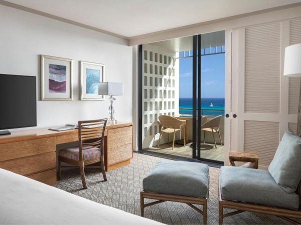 The Royal Hawaiian, A Luxury Collection Resort, Waikiki : photo 3 de la chambre hébergement lit king-size océan - tour mailani