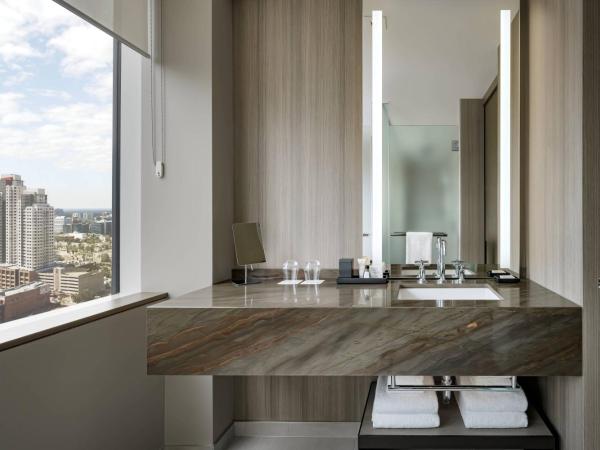 JW Marriott Edmonton ICE District : photo 4 de la chambre chambre d'angle deluxe avec 1 lit king-size