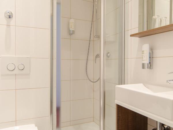 Garden Hotel : photo 1 de la chambre chambre standard avec lit queen-size