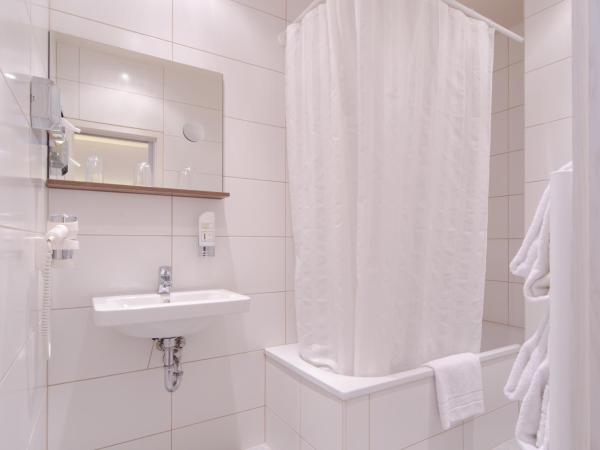 Garden Hotel : photo 1 de la chambre chambre triple