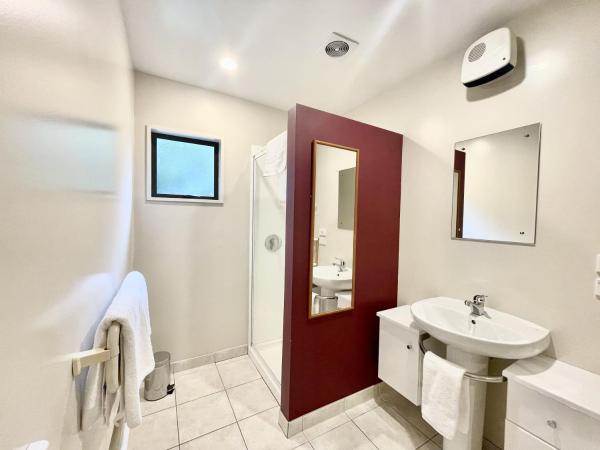 Alpine View Lodge : photo 9 de la chambre studio lit king-size - vue sur montagne et jardin