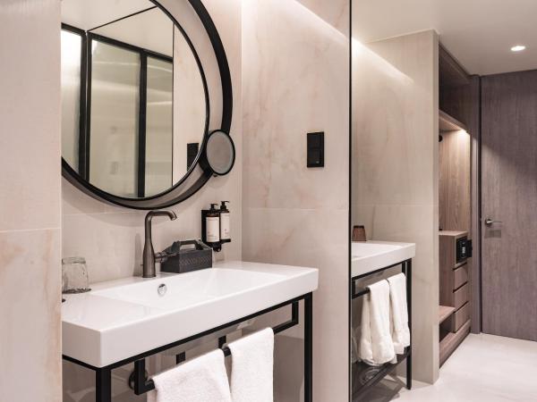 LUSTER Hotel : photo 4 de la chambre chambre lits jumeaux - vue sur ville
